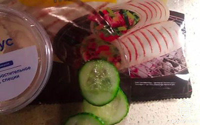 Подготовьте готовую лепешку, хумус, ломтики огурца.