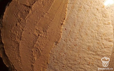 Намажьте половину лепешки хумусом.