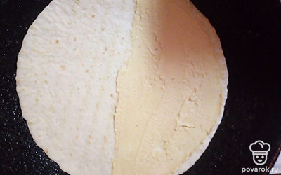 Положите на сухую разогретую сковородку и пожарьте на среднем огне 3 минуты.