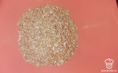 В миску добавить 5 столовых ложек овсянки.