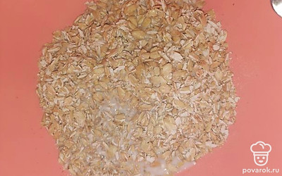 К овсянке вбить яйцо и добавить молоко. 