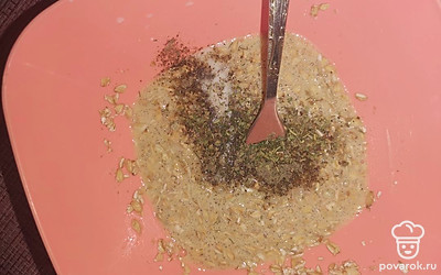 Добавить соль и специи по вкусу и все хорошо перемешать.