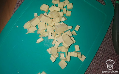 Нарезать кубиками или натереть сыр и все ещё раз размешать. 