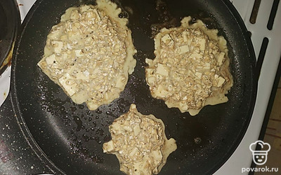 Обжарить на сливочном масле с двух сторон. Минуты 3 с каждой стороны.