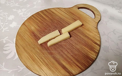Твердый сыр нарежьте небольшими брусочками.