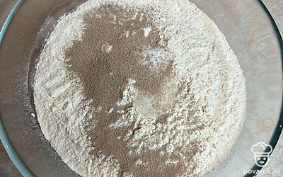 Смешаем сухие ингредиенты.