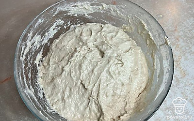 Добавляем воду и вымешиваем 15 минут. Тесто получается жидкое. Накрываем полотенцем и оставляем на 2 часа.