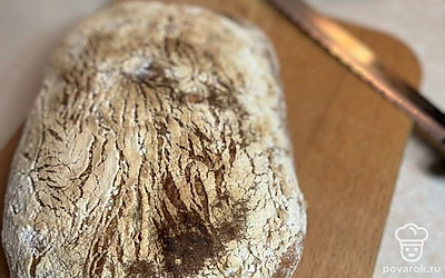 Перекладываем на противень и выпекаем. На подносе на дно ставим воду, выпекаем 15 минут при 240 градусах, затем убираем воду и выпекаем ещё 15 минут при 200 градусах до румяности.