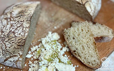 Хлеб получается очень мягким и пористым. Подаем порционно. 