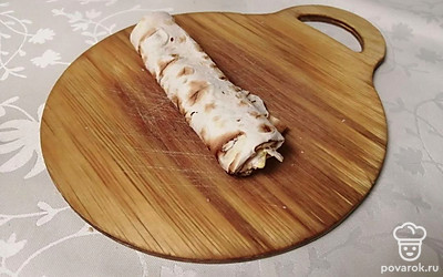 Сверните лаваш в рулет.