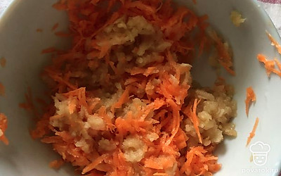 Натереть на терке яблоко и морковь.