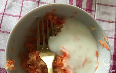 Добавить кефир и перемешать. 