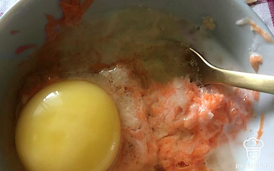 Разбить одно яйцо. 