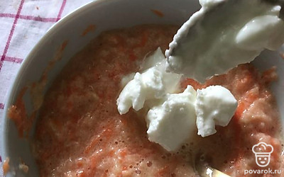 Добавить творог в получившуюся смесь. 