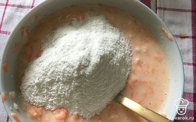 Положить муку и все перемешать. 