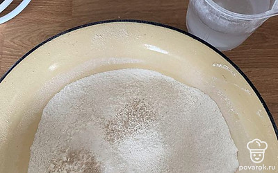 Просеять всю муку в миску и добавить соль, сахар, дрожжи (всего по 0,5 чайной ложки).