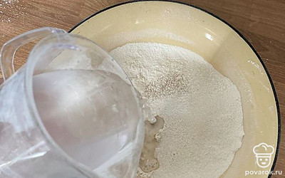 Добавить тёплую воду (полстакана).