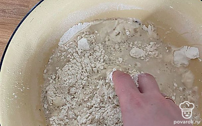 Вымесить мягкое тесто, при необходимости добавить немного муки.