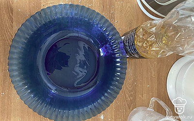 Смазать чашу маслом и положить туда готовое тесто.