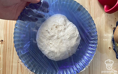 Закрыть тесто пищевой пленкой и дать отдохнуть 30 минут в тёплом месте.