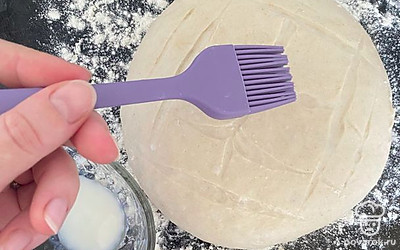 Через 20 минут смазать молоком (необильно, чтобы молоко не стекало на противень), поставить в разогретую до 180-200 градусов духовку. Время выпекания 20 минут. 