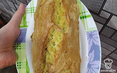 Готовый хлеб смазать кусочком масла.