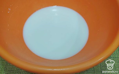 В глубокую миску влить воду, молоко. Добавить сахар, соль, дрожжи и перемешать.