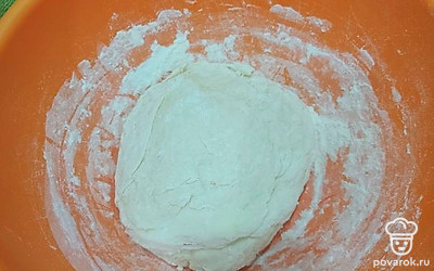 Добавить муку и замесить тесто.