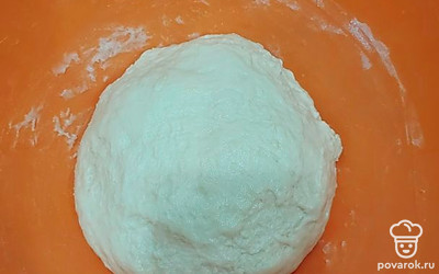 На тесто налить растительное масло и хорошенько замесить тесто.