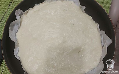 Тесто накрыть и оставить на 1 час. На противень постелить пергаментную бумагу и выложить тесто, руками распределить, накрыть полотенцем и оставить еще на 15 минут, чтобы тесто дошло.