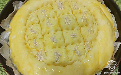 Смазать желтком и сделать выемки руками, украсить кунжутом. Выпекать при 180 градусов 25-30 минут.
