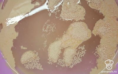 Смешать 300 мл тёплой воды с дрожжами. 