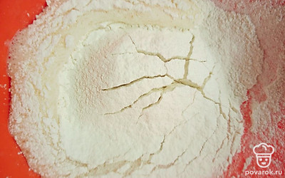 Добавить муку и 3 столовые ложки масла, соль и сахар, замесить тесто. 