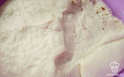 Поставить в тёплое место для поднятия. 