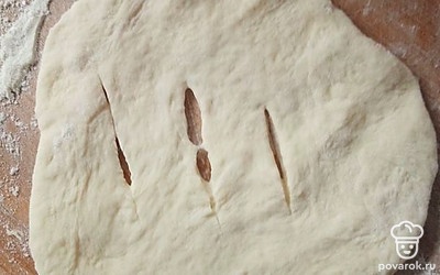 Разделить тесто на несколько частей, каждую часть раскатать в круг и сделать небольшие надрезы. Обжарить на растительном масле с двух сторон. 