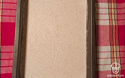 Через 12 часов добавьте в гречку ещё 300 мл воды и чайную ложку соли. Полученную смесь измельчите блендером и перелейте в широкую ёмкость. Оставьте на 12 часов ферментироваться. Через 12-15 часов в тесте появятся поры. Тесто необходимо перелить в смазанную форму для запекания и отправить в духовку на 1,5 часа при 180 градусах. 