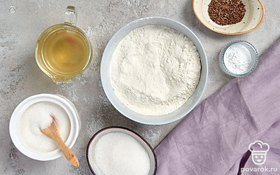 Подготовьте необходимые ингредиенты. Просейте муку. Нагрейте рассол до комнатной температуры. Приготовьте сковороду.