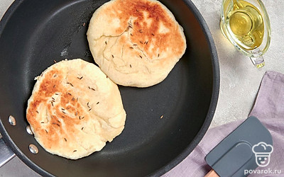 Пожарьте лепешки. В сковороде разогрейте оставшееся масло. Поделите тесто на 3 части. Сформируйте из каждой из них круглые лепешки. Выкладывайте их по очереди в сковороду и жарьте с двух сторон до готовности.