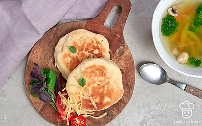 Постная лепешка на рассоле станет отличным дополнением к овощному супу.