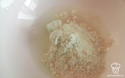 В тарелку насыпаем муку, соль. Добавляем холодную воду. 