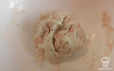Замешиваем густое тесто. 