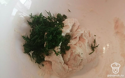 К тесту добавляем мелко нарезанный укроп и хорошо вымешиваем. 
