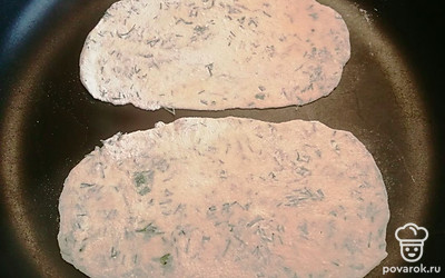 Обжариваем с двух сторон на раскаленной сковороде без масла. 