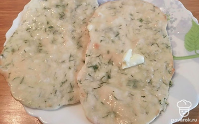 Готовые лепешки смазываем сливочным маслом по вкусу. 