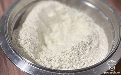 Высыпьте в миску все сухие ингредиенты, перемешайте. 