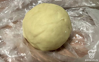 Добавьте в миску яйцо, воду и вымесите тесто. В зависимости от муки регулируйте количество воды.