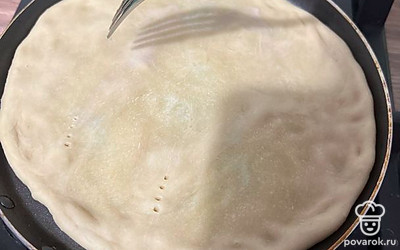 Отрежьте от теста кусочек, раскатайте и положите на разогретую сковороду. Сделайте в лепешке несколько проколов вилкой. Обжарьте лепешку с обеих сторон.