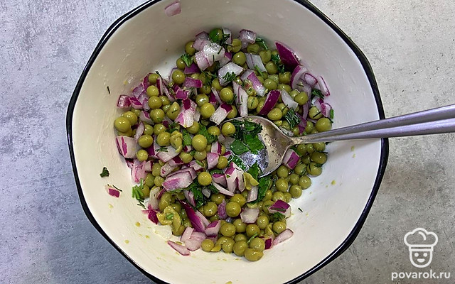 Легкая закуска из зеленого горошка с красным луком — Рецепт с фото
