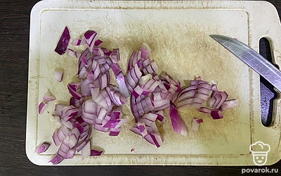 Красный лук мелко нарежьте.