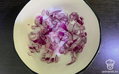 Переложите лук в глубокую тарелку и залейте уксусом.